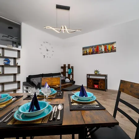 At Park, Luxurioese Mit Terrasse Und Parkplatz Im Herzen Von *