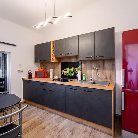 Apartment At Park, Luxurioese Mit Terrasse Und Parkplatz Im Herzen Von *