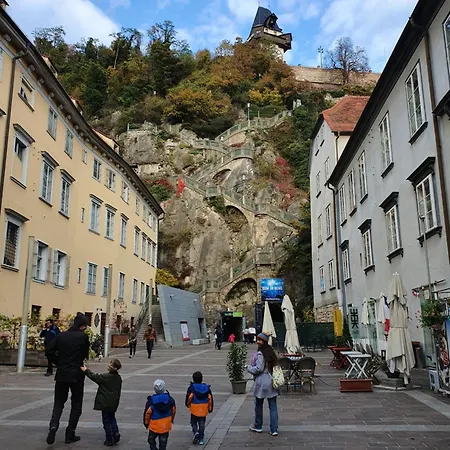 Apartment At Park, Luxurioese Mit Terrasse Und Parkplatz Im Herzen Von Graz