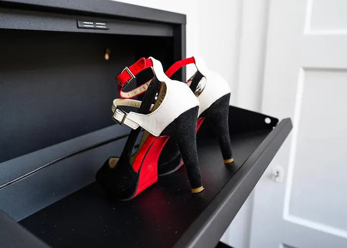 At Park, Luxuriöse Mit Terrasse Und Parkplatz Im Herzen Von