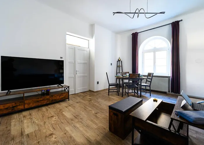 Apartment At Park, Luxuriöse Mit Terrasse Und Parkplatz Im Herzen Von