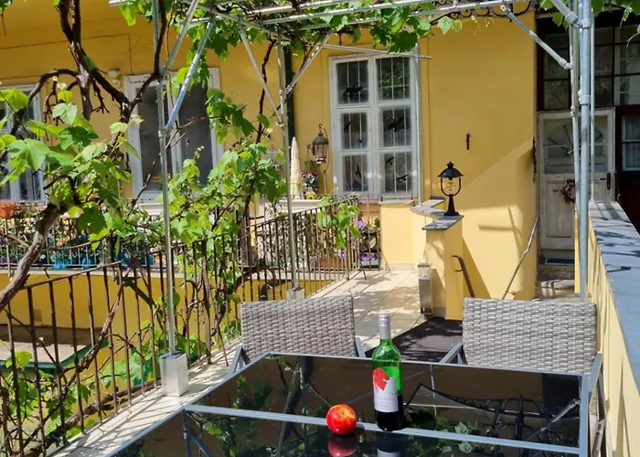 At Park, Luxurioese Mit Terrasse Und Parkplatz Im Herzen Von Apartmán